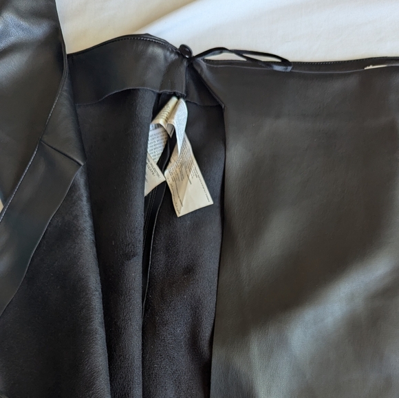 Vegan leather mini skirt with a bow - Picture 4 of 7